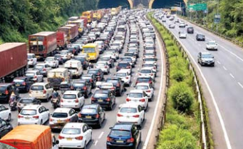 मुंबई-पुणे एक्सप्रेसवे पर 24 घंटे से ट्रैफिक जाम : लाेग परेशान